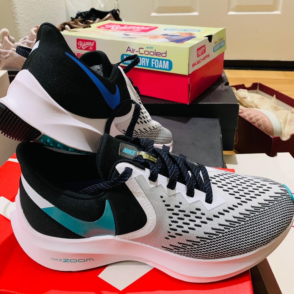 Nike (W)